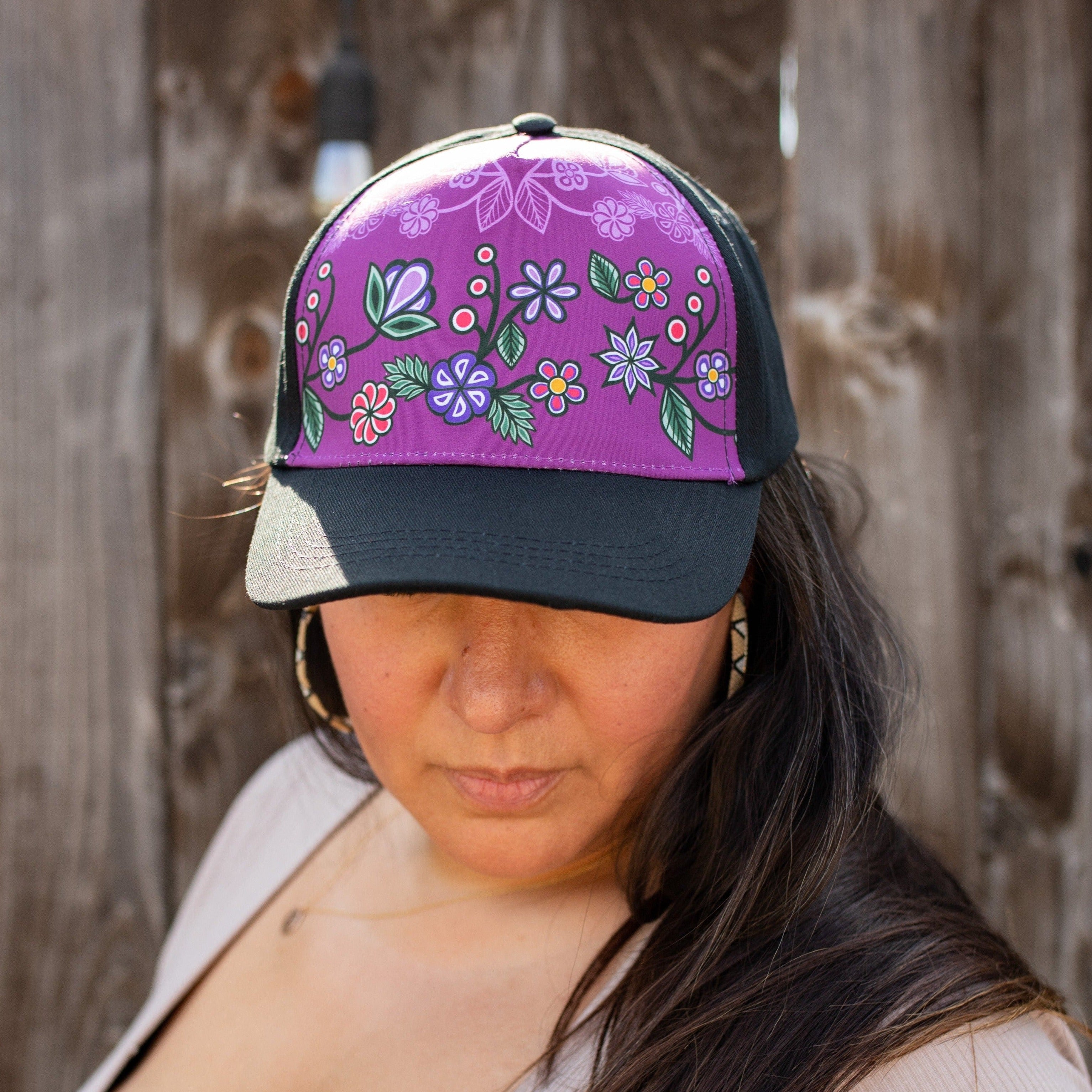 Casquette Fleurs Ojibwe, Art Autochtone - Boutique Equinoxe