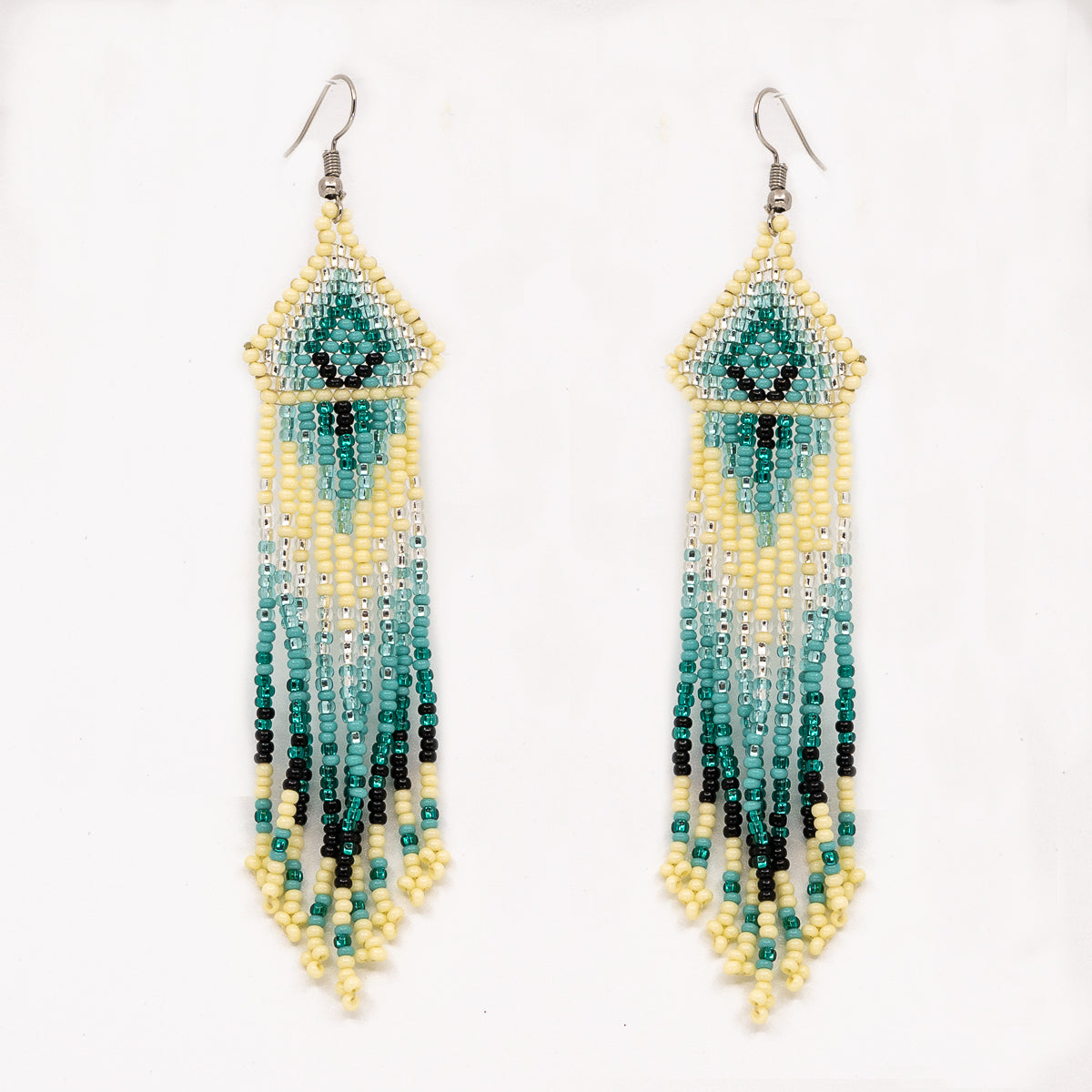 Boucles d'oreille perlées.