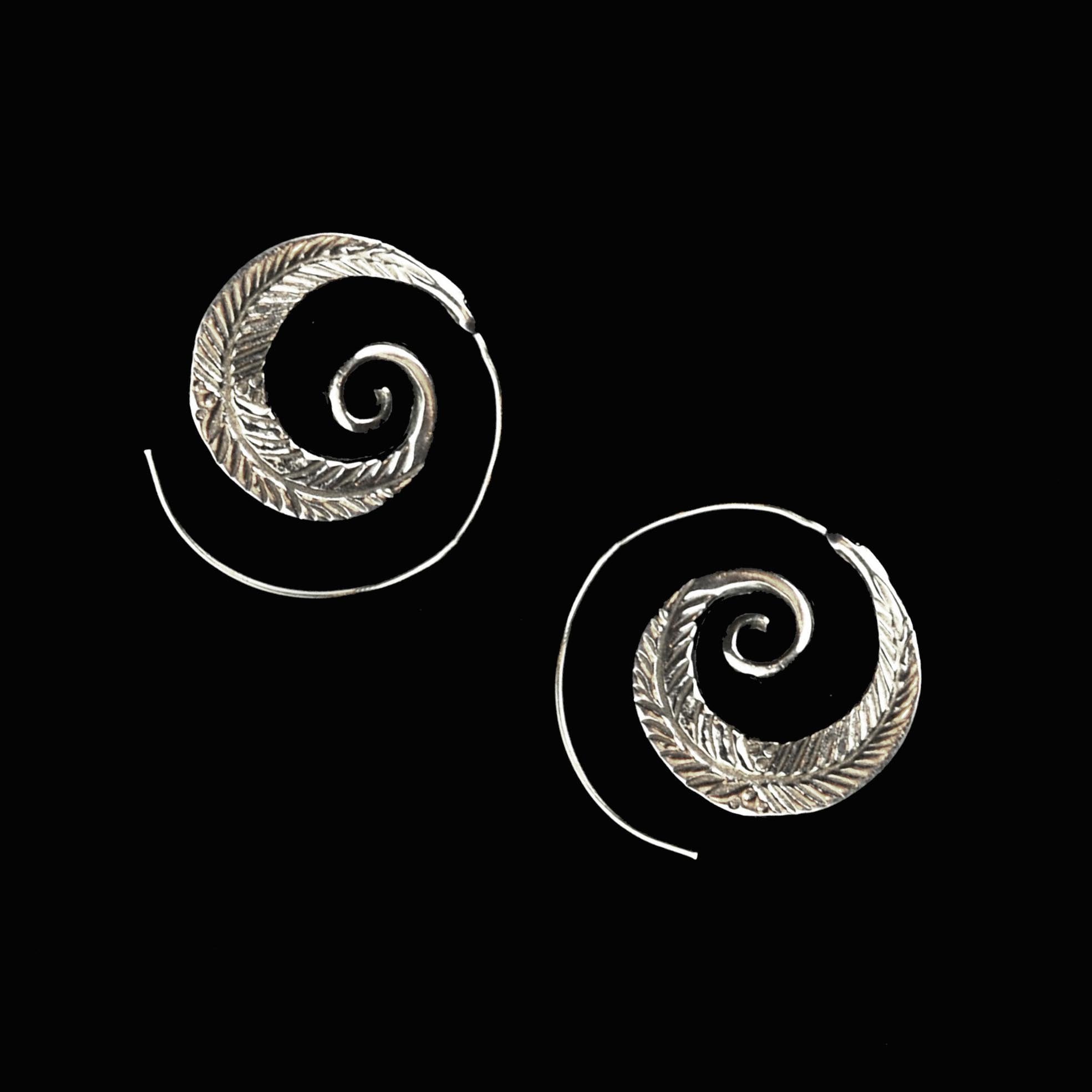 Boucle d'oreille feuille spirale en laiton - Boutique Equinoxe