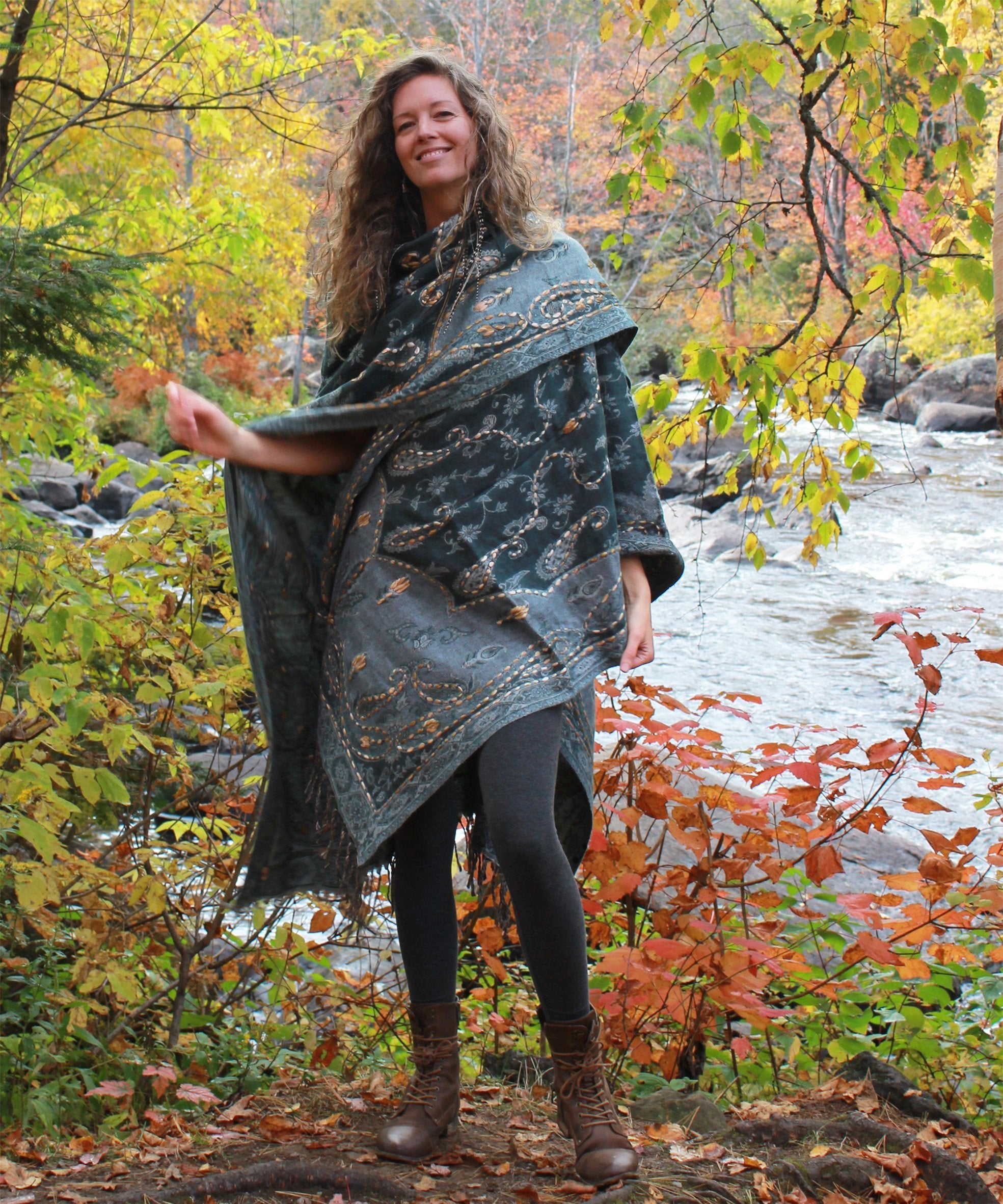 ruana-cape-poncho-chale-brodée | boutique-equinoxe