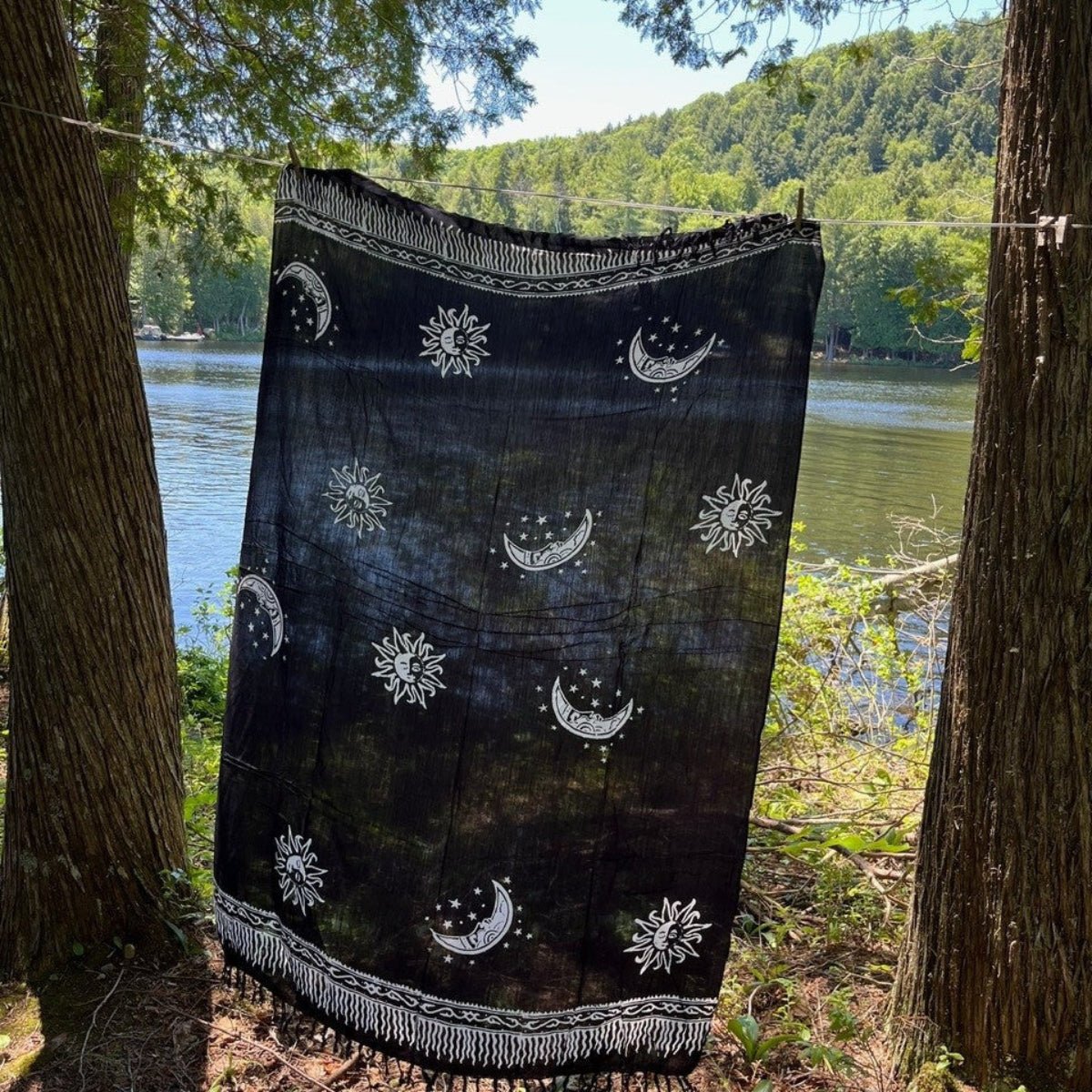 Paréo noir, blanc, soleil et lune en Batik - Boutique Equinoxe