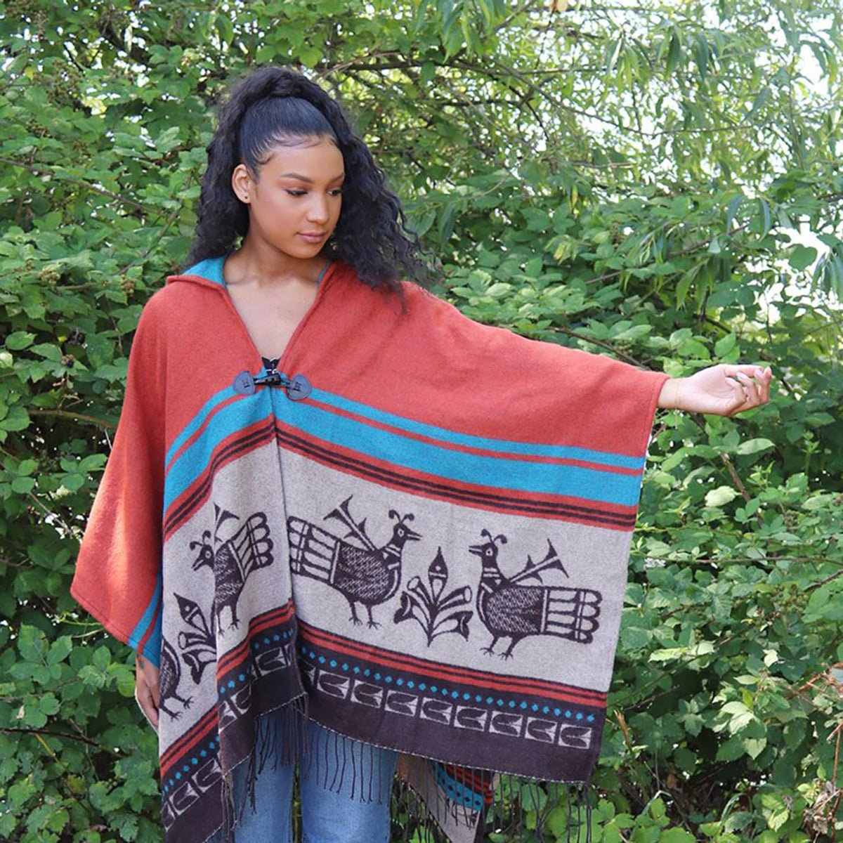 Poncho avec capuchon Esprits Ancestraux, art autochtone par Robert Tenorio - Boutique Equinoxe