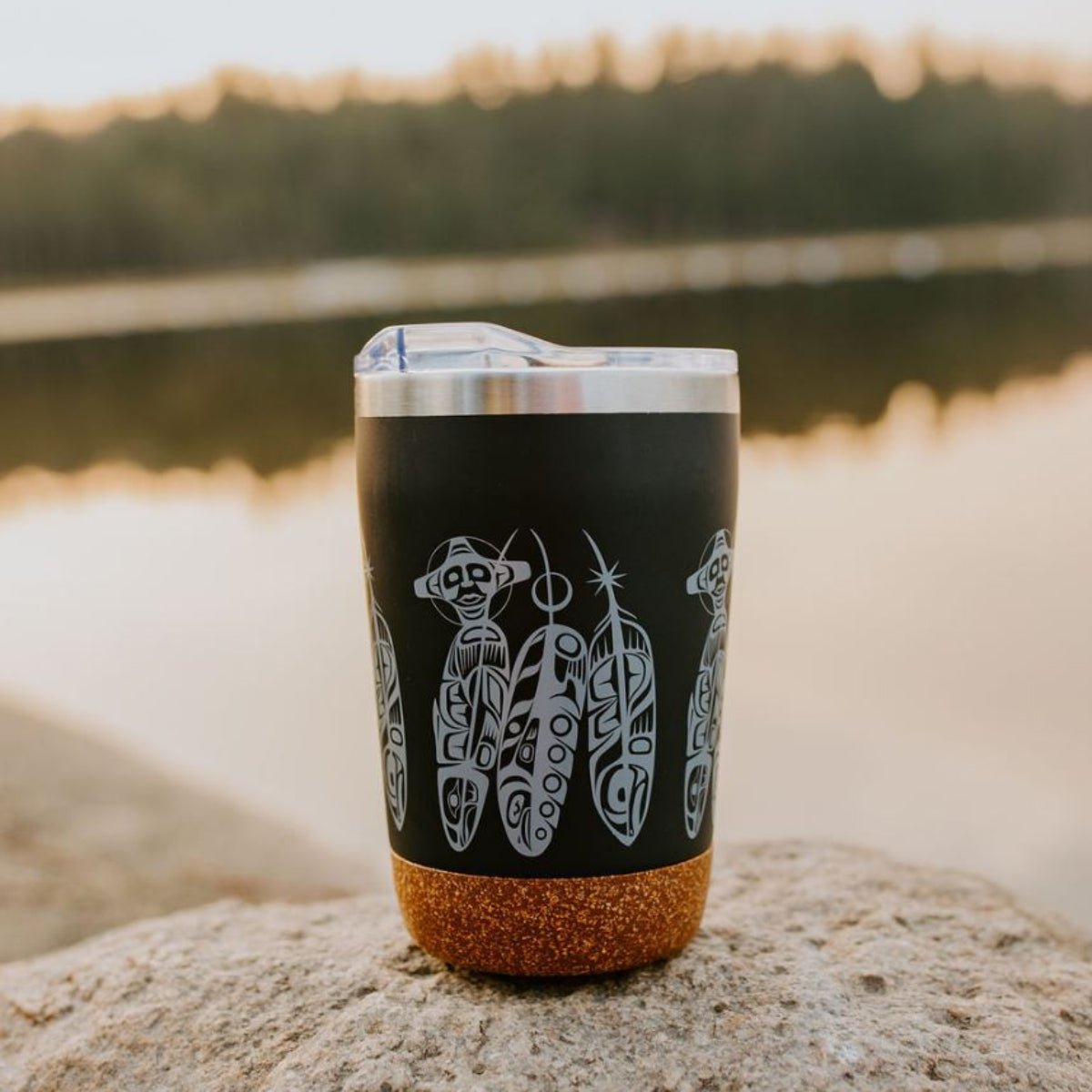 Tasse de voyage isolée, 12 oz, Plumes cycle de vie du saumon par Paul Windsor - Boutique Equinoxe