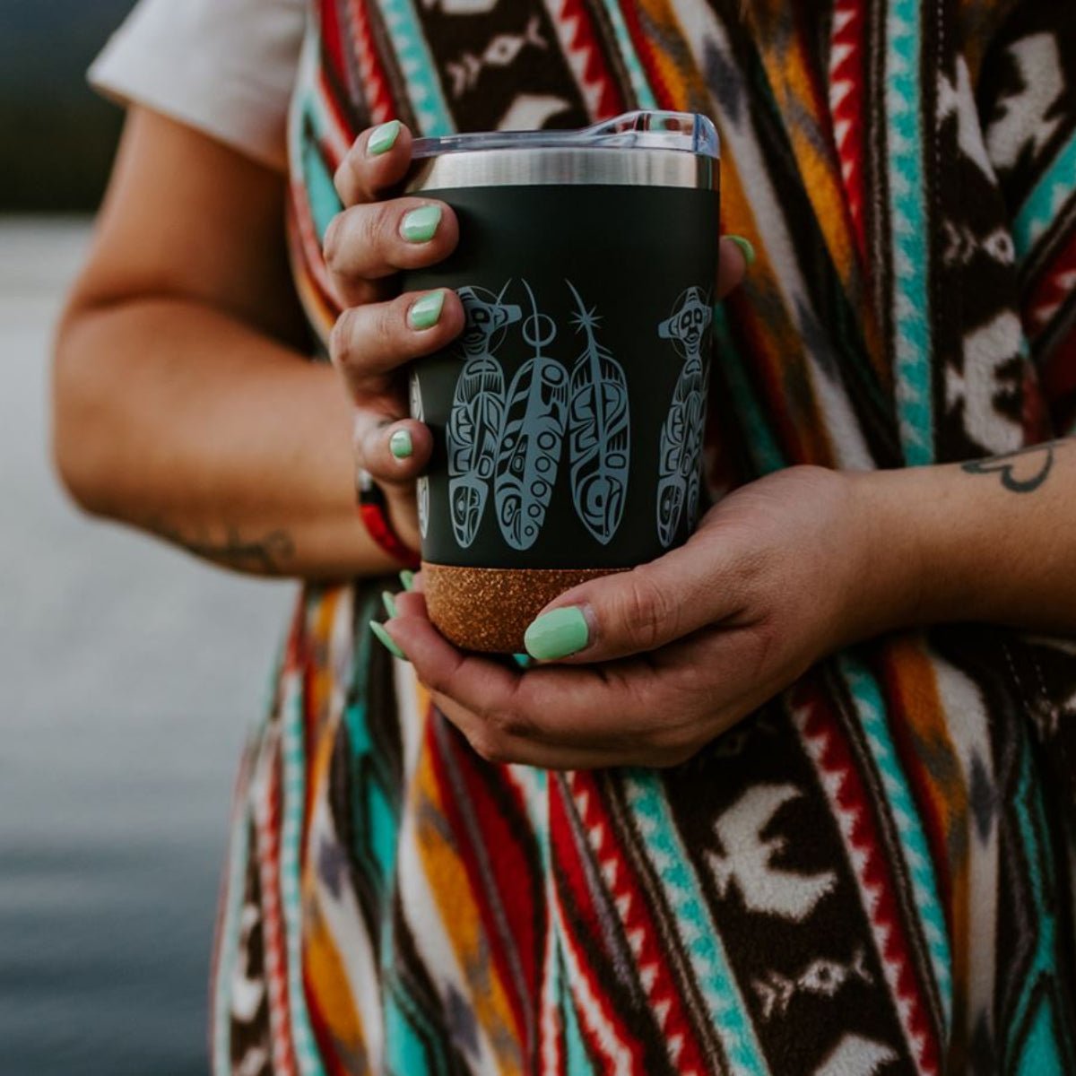 Tasse de voyage isolée, 12 oz, Plumes cycle de vie du saumon par Paul Windsor - Boutique Equinoxe