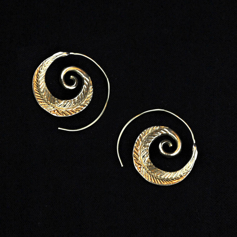 Boucle d'oreille feuille spirale en laiton - Boutique Equinoxe